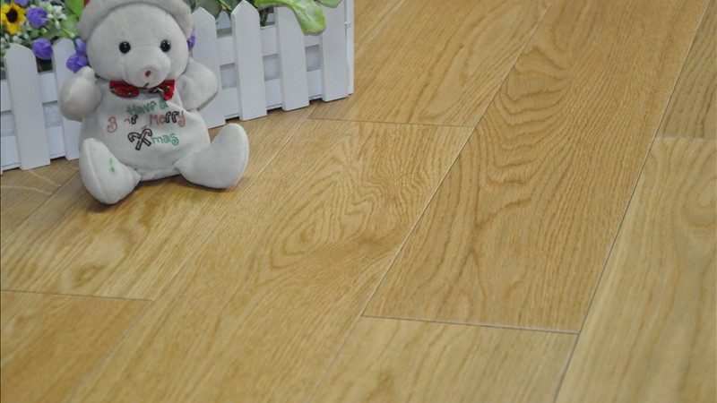 2025年装修公司选烤漆门，价格与品质如何权衡？**